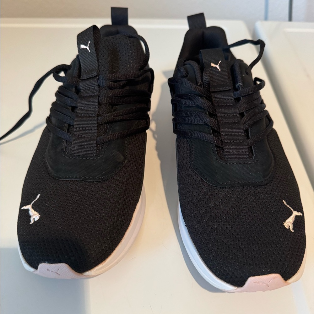 Puma woman’s tennis shoes